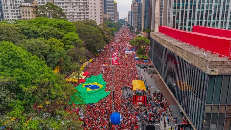Lula reúne multidão e pede mobilização para o 2º turno