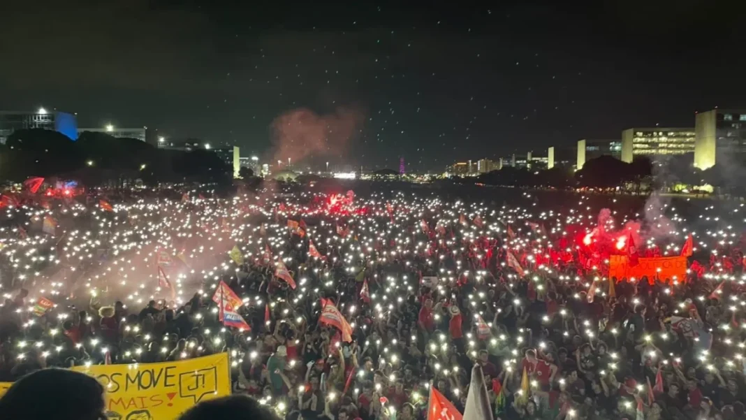 Manifestantes ocupam Brasília em defesa da democracia