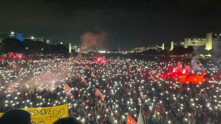 Manifestantes ocupam Brasília em defesa da democracia