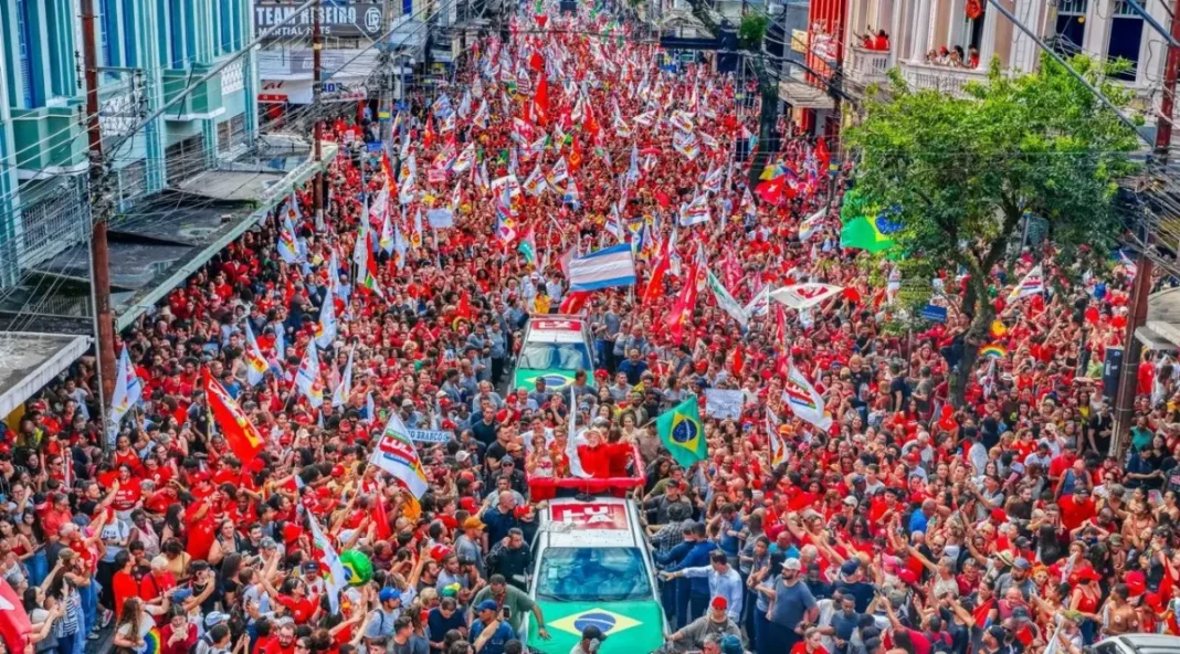 Lula reúne multidão e celebra fim da 6×1