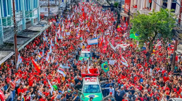 Lula reúne multidão e celebra fim da 6×1