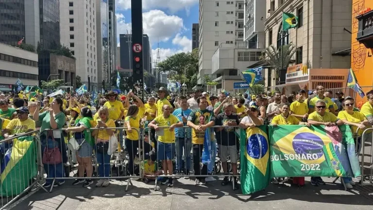 Flavistas escondem bandeiras dos EUA e Israel